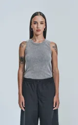 Musculosa gris de morley con cuello redondo y sisas con terminación desflecada.