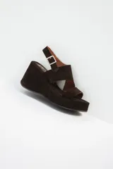 Sandalias negras de plataforma con dos tiras anchas sobre el empeine y hebilla lateral.