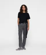 Pantalón gris con efecto denim, corte zanahoria, cinturilla elástica con trabillas y cinturón ajustable de lona de algodón.