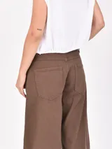 Pantalón de jean color crema, de corte recto y tiro alto.