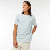 Remera celeste de manga corta con cuello redondo.