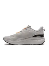 Championes Umbro color blanco con detalles en azul y rojo.