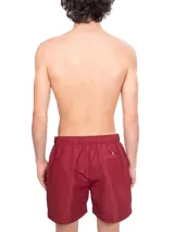 Short de baño rojo con cintura elástica ajustable con cordón y rayas verticales blancas, azul marino y rojas en el lateral.