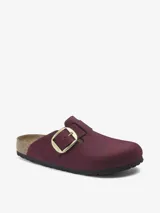 Mocasín Birkenstock Boston Big Buckle color borgoña, con hebilla dorada ajustable y plantilla anatómica de corcho y látex.