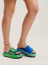 Sandalias de plataforma forradas de bandana azul hecha de plásticos reciclados, suela interna de eva.