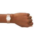 Reloj Skagen para mujer, modelo Solar Powered, con caja de acero color oro rosa de 26mm y malla metálica a tono. Esfera blanca mate con números arábigos y agujas en oro rosa. Resistente al agua hasta 30 metros.