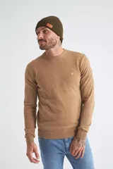 Sweater de algodón en butoné color verde, con cuello redondo, puños y dobladillo acanalados, y logo bordado en el pecho.