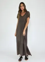Vestido largo marrón con escote en V y mangas cortas. Presenta un corte recto con aberturas laterales.