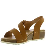 Sandalia con plataforma corrida color beige, con tiras anchas cruzadas en el empeine y tira trasera con hebilla.