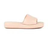 Sandalia de plataforma color beige con tira acolchada superior y plantilla con pespuntes.