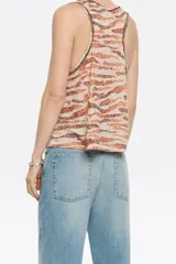 Musculosa estampada con cuello redondo y espalda deportiva.