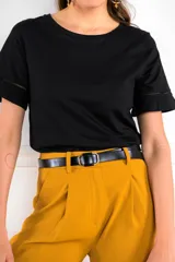 Remera de algodón ajustada al cuerpo, de manga corta y cuello redondo.
