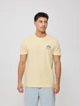 Remera amarilla de algodón con estampado del logo de la marca Rusty en el frente y en la espalda.