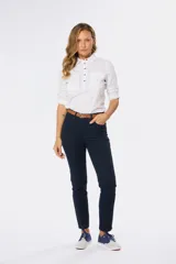 Pantalón de gabardina color verde claro, con corte recto, tiro medio, cinco bolsillos y spandex.