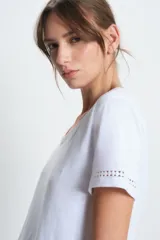 Camisón blanco de algodón con escote en V y mangas cortas, con detalle de puntilla calada en el escote, mangas y ruedo.