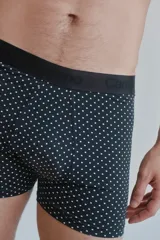 Boxer azul marino con estampado de flores blancas y cintura elástica marrón con la inscripción "Carouomo".