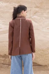 Blazer color chocolate de lino con solapas con borde en contraste color beige, cierre con un botón y corte entallado.