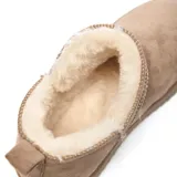 Botas cortas color beige con interior de piel sintética color crema. Suela de goma con diseño dentado.