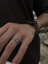 Anillo plateado con diseño de alas en acero inoxidable.