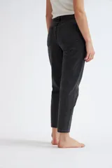 Pantalón de jean negro, corte Mom Fit, tiro alto y largo al tobillo.