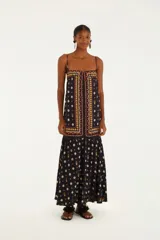 Vestido largo con tirantes finos ajustables y estampado de pañuelo. El escote es recto y la falda es fluida con sutiles capas.