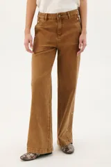 Pantalón de jean color caramelo, de corte recto y tiro medio.