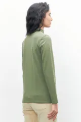 Remera verde oliva de manga larga con cuello alto con punto smock.