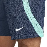 Shorts de fútbol Nike Dri-FIT Strike para hombre, color azul con diseño geométrico y franjas laterales en verde agua. Logo de Nike estampado en blanco en la pierna izquierda.