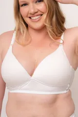 Soutien blanco con copa armada y breteles elásticos regulables. Sin aro y con broches reforzados regulables en la espalda.