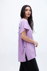 Musculosa lila con manguitas diferenciadas y tajos laterales. Estampado en pecho y espalda. Algodón lavado con textura extra suave. Calce oversize.