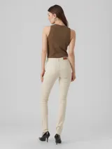 Top musculosa color marrón, confeccionado en algodón orgánico con un ajuste cómodo y diseño sin mangas.