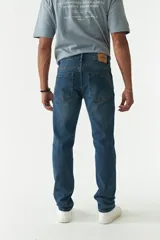 Jean de calce regular, tiro medio, con logo bordado y pasa cintos.