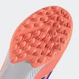 Championes de fútbol Adidas F50 League para pasto artificial, color naranja con tres franjas azules en el lateral y la inscripción "F50" en la puntera. Cuentan con mediasuela de EVA y suela de caucho con tacos bajos.