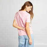 Camiseta de punto rosa suave, de corte clásico y manga corta, ideal para el uso diario.