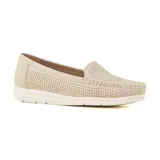 Mocasines color camel con capellada perforada y suela blanca.