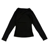 Remera negra de manga larga, corte ajustado (slim fit), con escote en V y estampado frontal grande de una cruz ornamentada con detalles en gris y blanco.