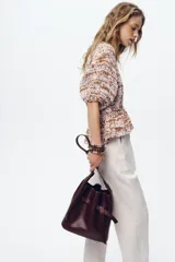 Pantalón tobillero negro con cintura elástica ajustable con cordones, bolsillos delanteros y falsos bolsillos con solapa en la espalda.