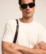 Remera de manga corta color marrón, con cuello redondo y textura acanalada vertical. Confeccionada en viscosa y poliamida.