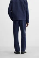 Pantalón azul marino de corte recto, confeccionado en tejido de lyocell y algodón. Cuenta con bolsillos laterales y traseros de ojal.
