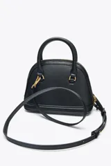 Bolso de mano color negro, con detalles metálicos dorados, bolsillo interior con cierre y correa extraíble para usar como bandolera.