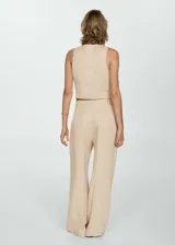 Chaleco color beige con cuello en pico, diseño crop, tirantes anchos y cierre de botón en la parte delantera. Tejido mezcla de lino y lyocell.