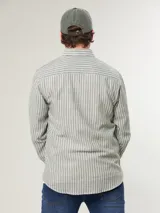 Camisa de manga larga color azul marino, de corte clásico y confeccionada en lino.