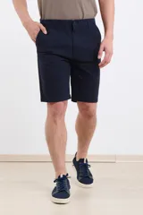 Bermuda color verde con bolsillos laterales y traseros.