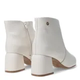 Botas de cuero negras con punta fina y tacón cuadrado. Tienen un cierre lateral y un detalle metálico en la parte superior del talón.