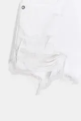 Shorts de jean negro con tiro medio, cinco bolsillos y efecto desgastado con roturas pronunciadas y bajo deshilachado.