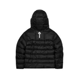Campera puffer negra con capucha y logo Trapstar blanco en la parte superior de la espalda. Corte estándar.