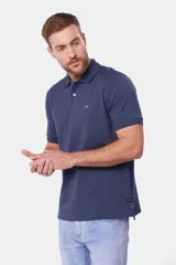 Remera polo color bordó de piqué liso, con cuello en rib y botones personalizados.