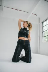 Pantalón jeans de tiro bajo color celeste, diseñado para un ajuste cómodo y moderno con silueta amplia.