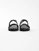 Sandalias negras de cuero sintético con plataforma delantera de 2 cm y trasera de 3 cm.