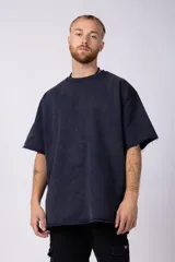 Remera marrón de algodón rústico con corte oversize, mangas cortas y costuras al corte.